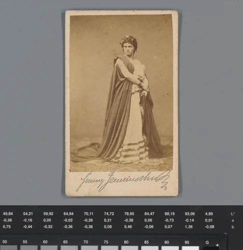 Reclame voor een performance van Fanny Janauschek, met diens portret by anonymous, photograph, 1870