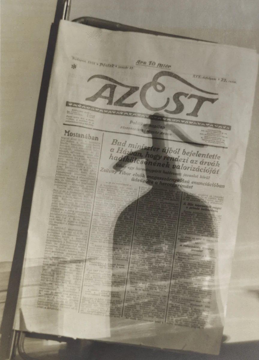 Newspaper Propaganda by József Pécsi, photograph, 1928