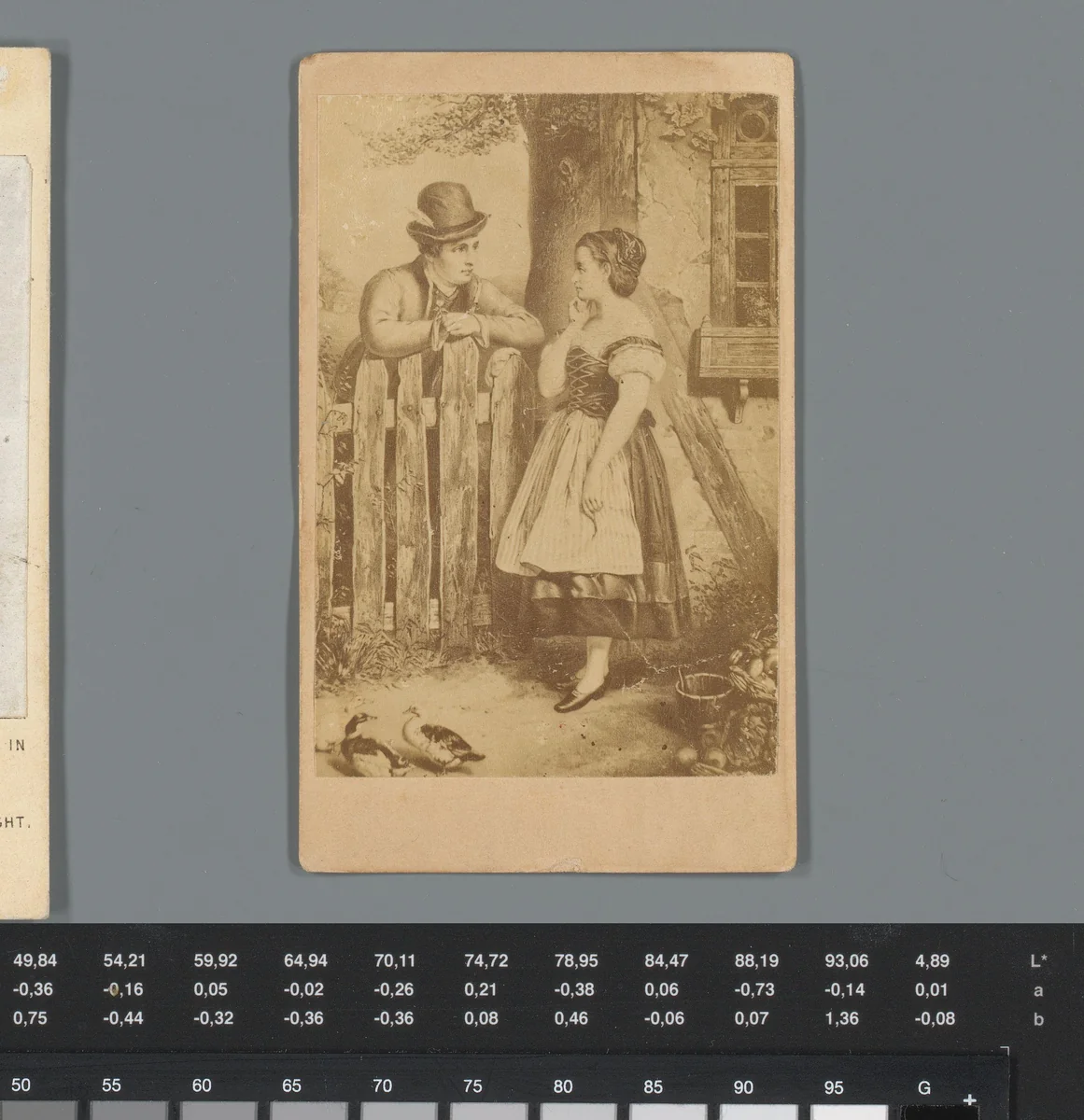 Reclame voor koopjeswinkel met reproductie van een prent van een man die een vrouw het hof maakt bij een tuinhek by anonymous, photograph, 1850-1915