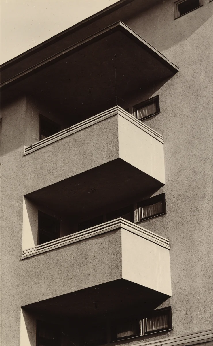 Cologne Kalkerfeld Settlement, Balcony of the Penthouse of the "Blue Court" by Werner Mantz, photograph, 1928