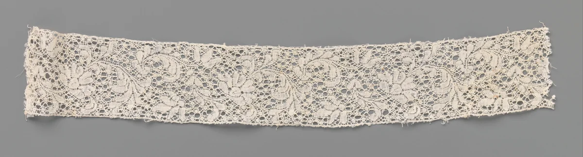 Strook kloskant met een golf van een waaiervormige bloem en gevederd blad by anonymous, other, 1720-1750