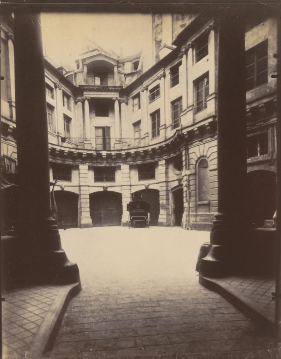 Hôtel de Beauvais. 68 rue François Miron by Eugène Atget, photograph, 1902