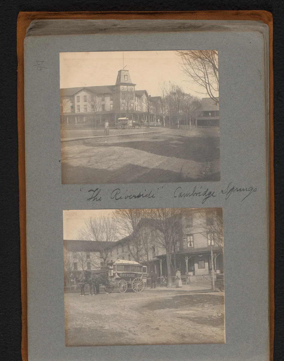 Gezicht op voormalig hotel Riverside Inn in Cambridge Springs met paard en wagen ervoor by Jan van der Mey, book, 1902