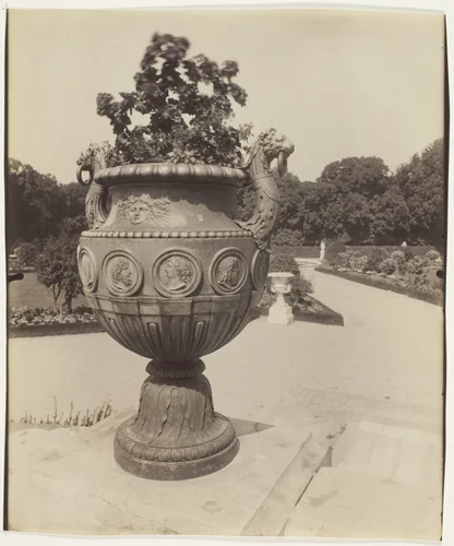 Versailles, Vase par Ballin by Jean-Eugène-Auguste Atget, photograph, 1901