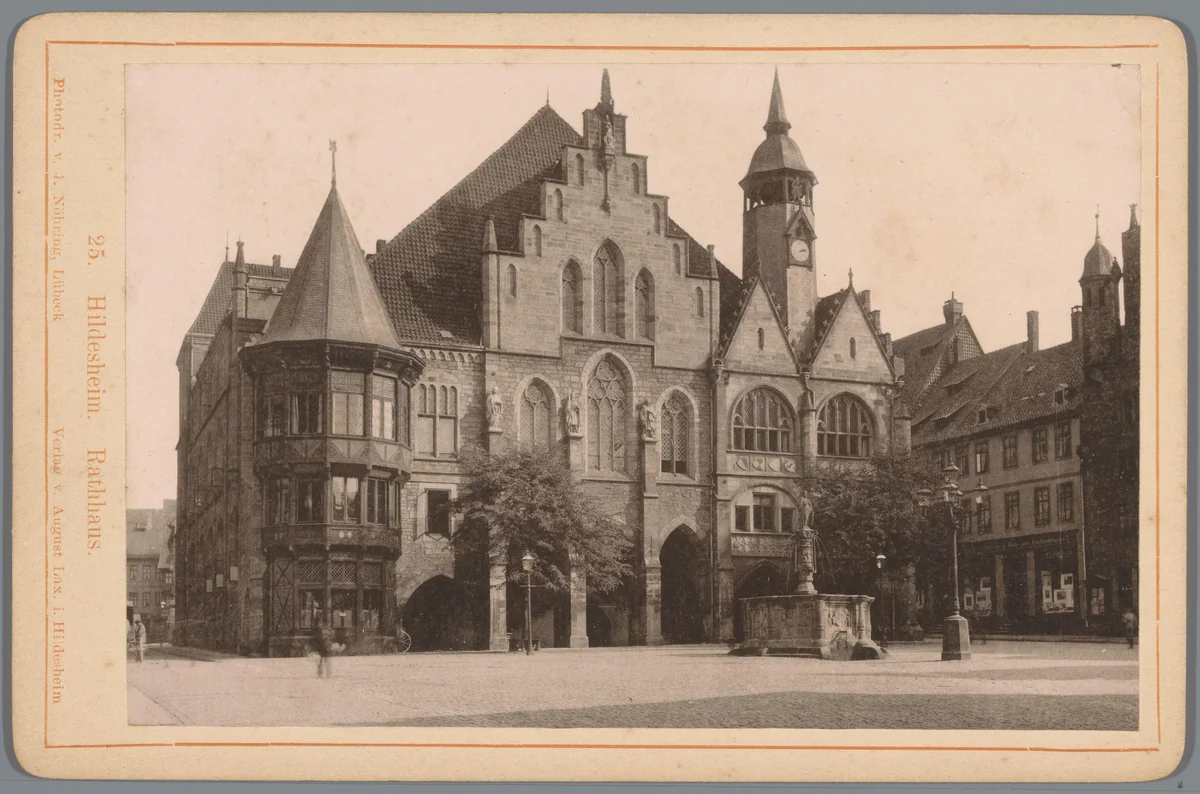 Gezicht op het stadhuis van Hildesheim by anonymous, photograph, 1870-1900