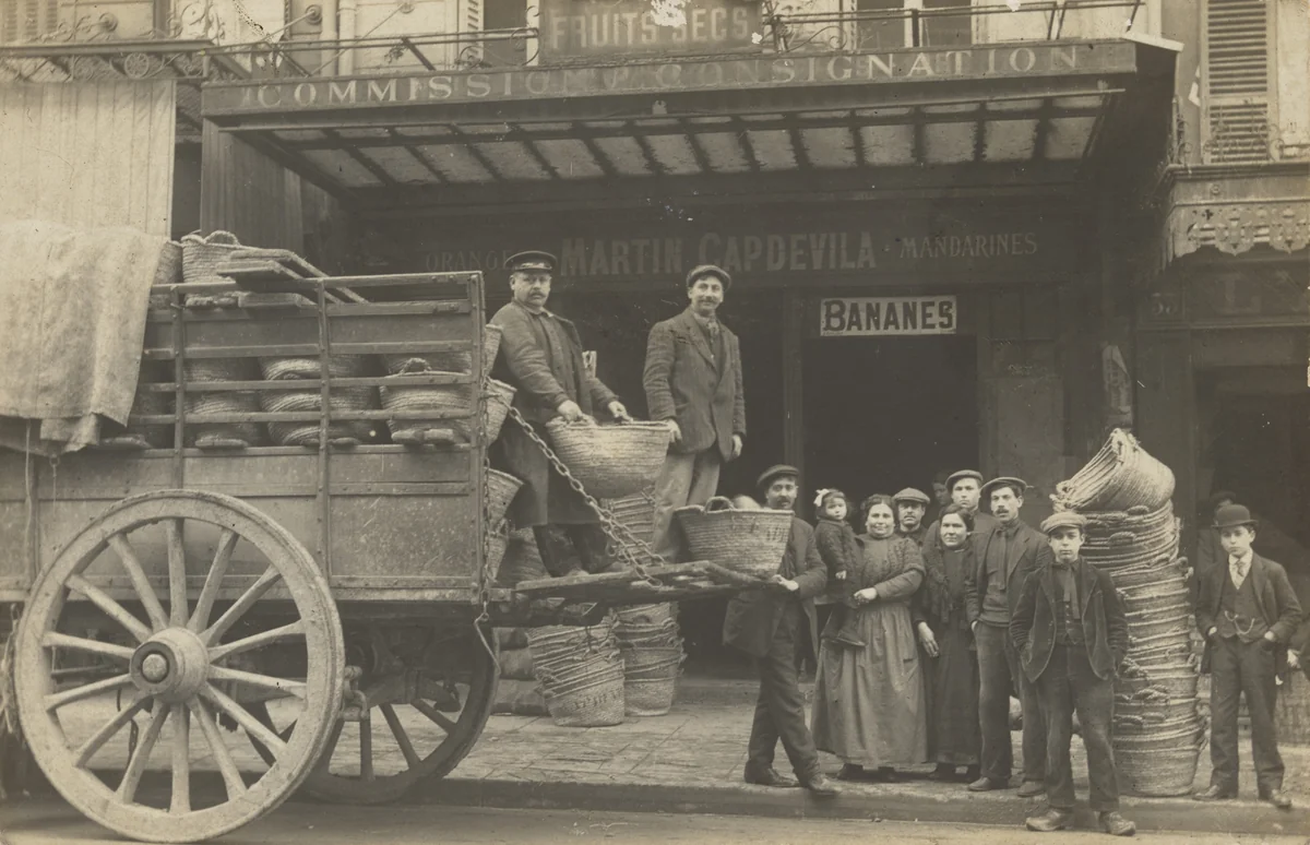 Magasin Martin Capdevila, Fruits secs - oranges - mandarines – bananes, 31, rue du Pont-Neuf, Paris by Unidentified Photographer, photograph, 1910