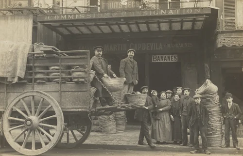 Magasin Martin Capdevila, Fruits secs - oranges - mandarines – bananes, 31, rue du Pont-Neuf, Paris by Unidentified Photographer, photograph, 1910