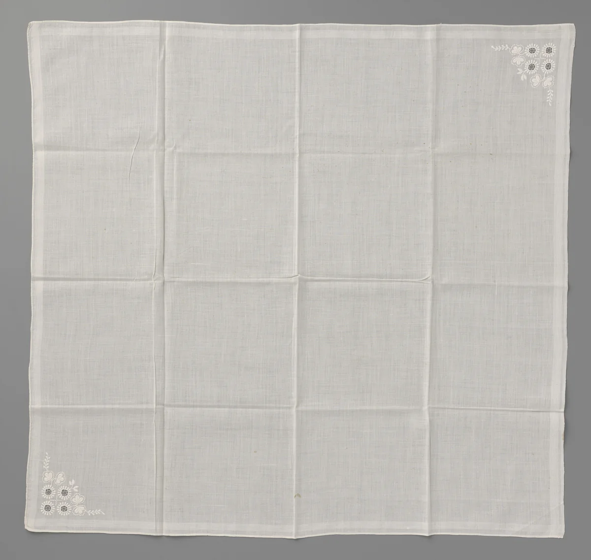 Zakdoek van linnen, aan de rand versierd met ingeweven strepen, en in twee hoeken met witwerk in de vorm van bloemen en bladeren by anonymous, textile, 1840