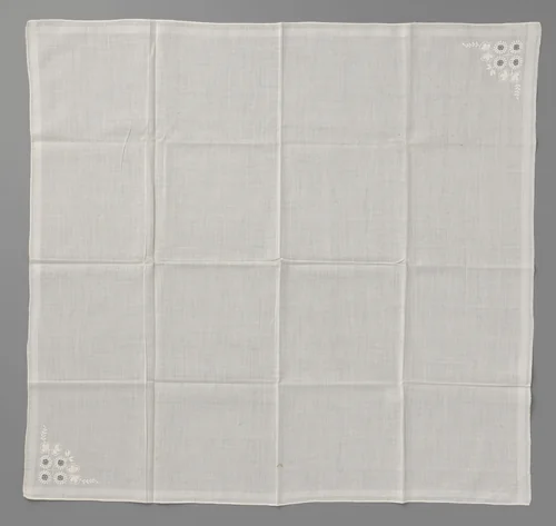 Zakdoek van linnen, aan de rand versierd met ingeweven strepen, en in twee hoeken met witwerk in de vorm van bloemen en bladeren by anonymous, textile, 1840