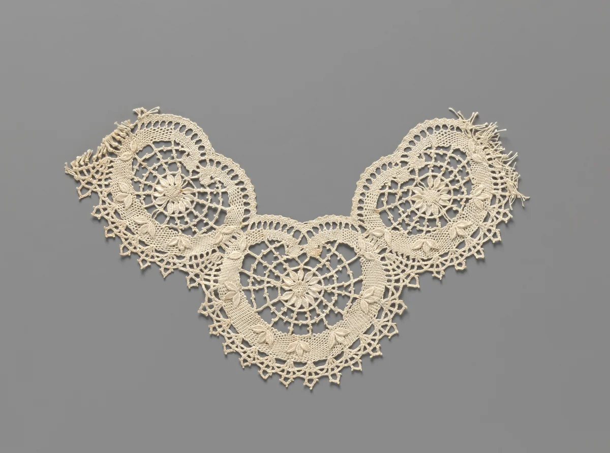 Halsversiering van grove kloskant met drie aaneengeschakelde niervormige lijsten met in het centrum een bloem met blaadjes in vormslag by Sophia Gerardine Cenijn-Smit, other, 1914