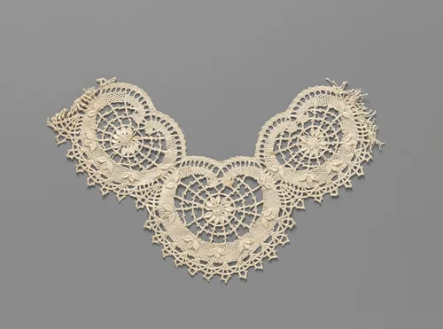 Halsversiering van grove kloskant met drie aaneengeschakelde niervormige lijsten met in het centrum een bloem met blaadjes in vormslag by Sophia Gerardine Cenijn-Smit, other, 1914