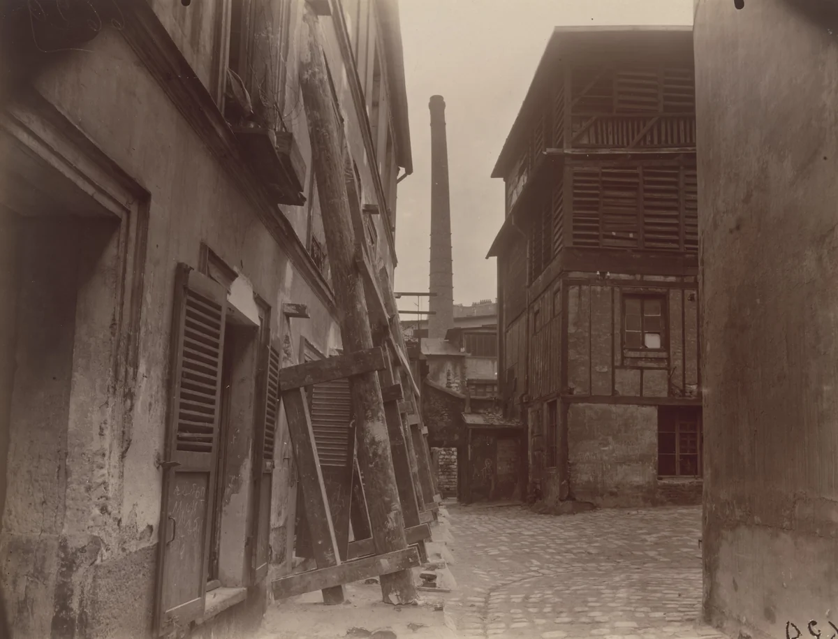 Passage Moret, ruelle des Gobelins by Eugène Atget, photograph, 1926
