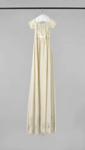 Een babyjurk, zgn. lange jurk, van wit katoen met ajour borduurwerk, met een lijfje van batist by anonymous, other, 1825