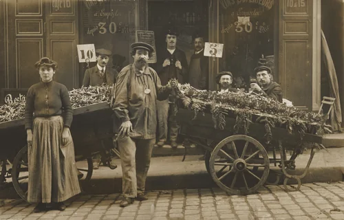 Marchands d’artichauts et de haricots by Unidentified Photographer, photograph, 1910