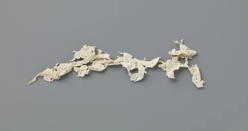 Fragment van een strook naaldkant met krullende ranken en veelsoortige bloemen by anonymous, other, 1700