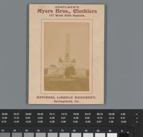 Reclame voor kledingmaker Myers Brothers te Springfield, met gezicht op het Lincolnmonument by anonymous, photograph, 1850-1915