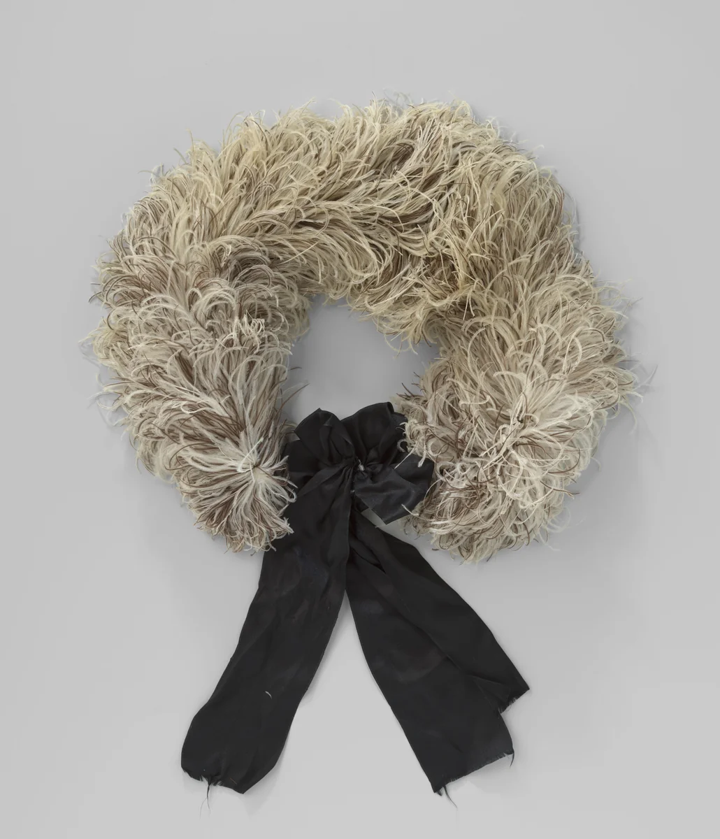 Boa van struisveren, bruin en wit gemeleerd, met een zwarte strik met drukknoop by anonymous, other, 1880-1925