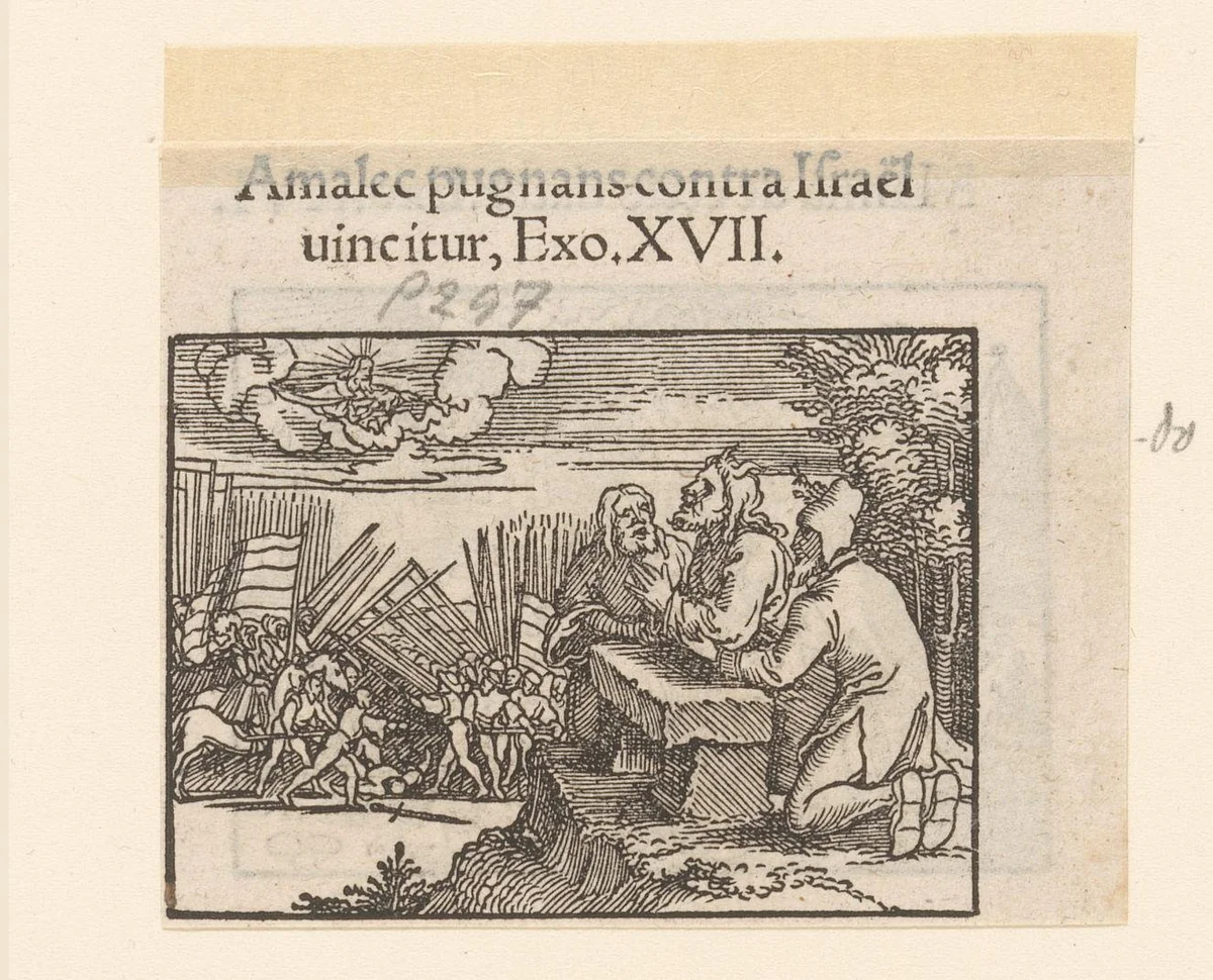 Mozes krijgt zijn armen ondersteund door Aäron en Hur tijdens de slag met de Amalekieten by anonymous, print, 1530-1533