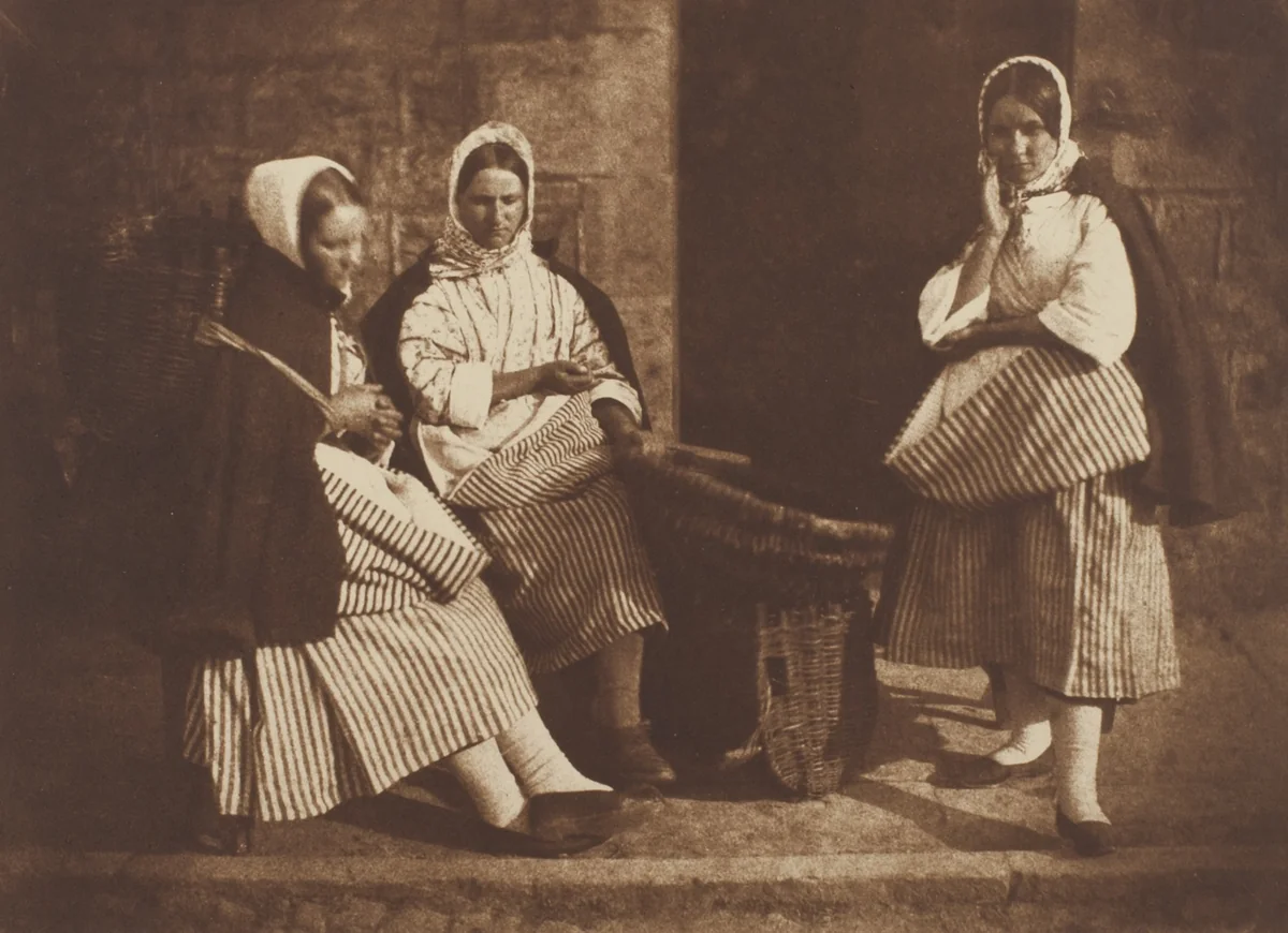 Mrs. Logan and Two Unknown Women, Newhaven by David Octavius Hill and Robert Adamson, photograph, 1843-1847