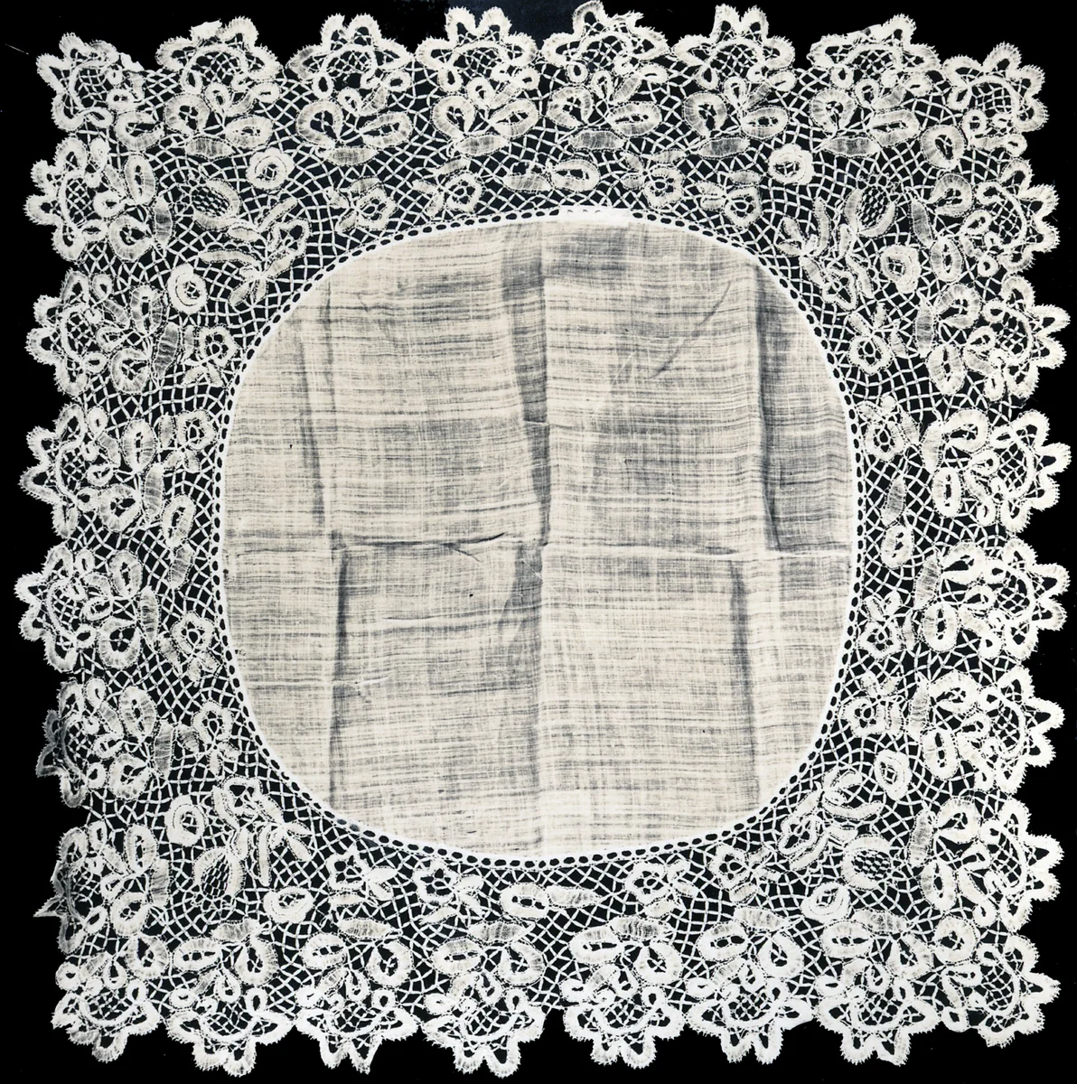 Handkerchief by England, Honiton, textile, 1850-1875