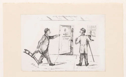 Man staat op terwijl fotograaf hem portretteert by Jeremias Adriaan Adolf Schill, print, 1864-1902