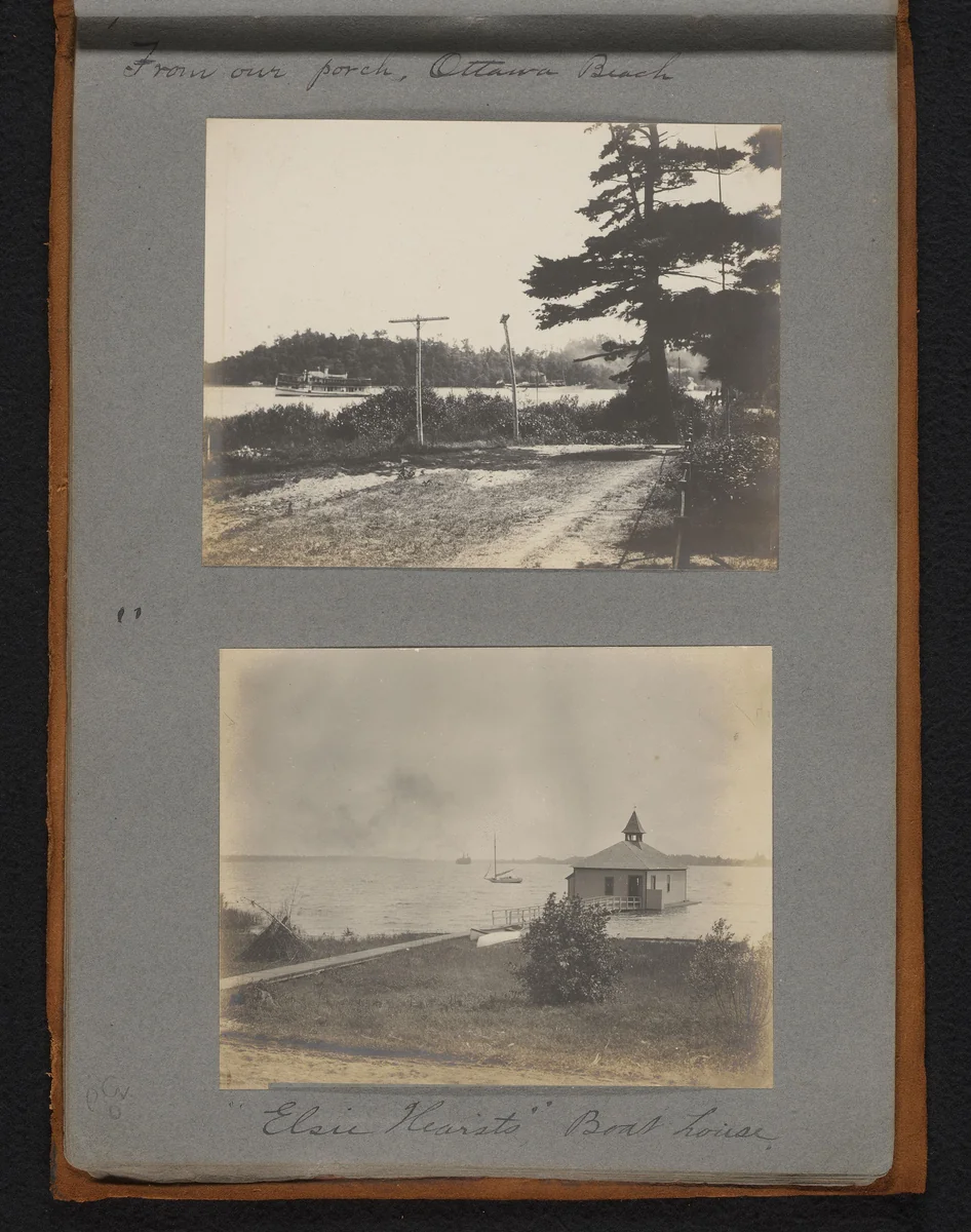 Gezicht op een tuin aan het water en een drijvend huis aan een meer by Jan van der Mey, book, 1902