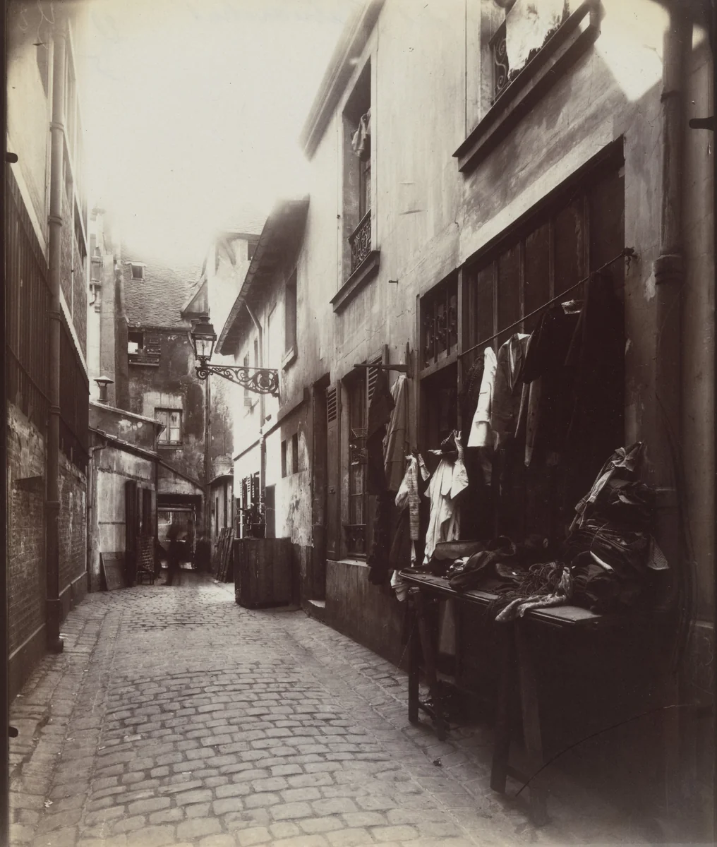 Passage des Patriarches by Eugène Atget, photograph, 1910