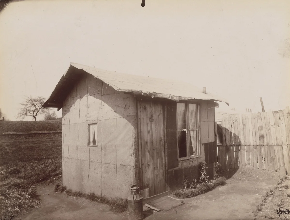 Porte d'Ivry, villa des chiffonniers by Eugène Atget, photograph, 1910