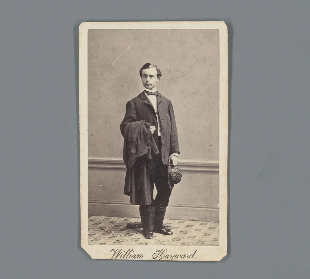 Portret van William Hayward staand met jas en hoed in de hand by anonymous, photograph, 1850-1915