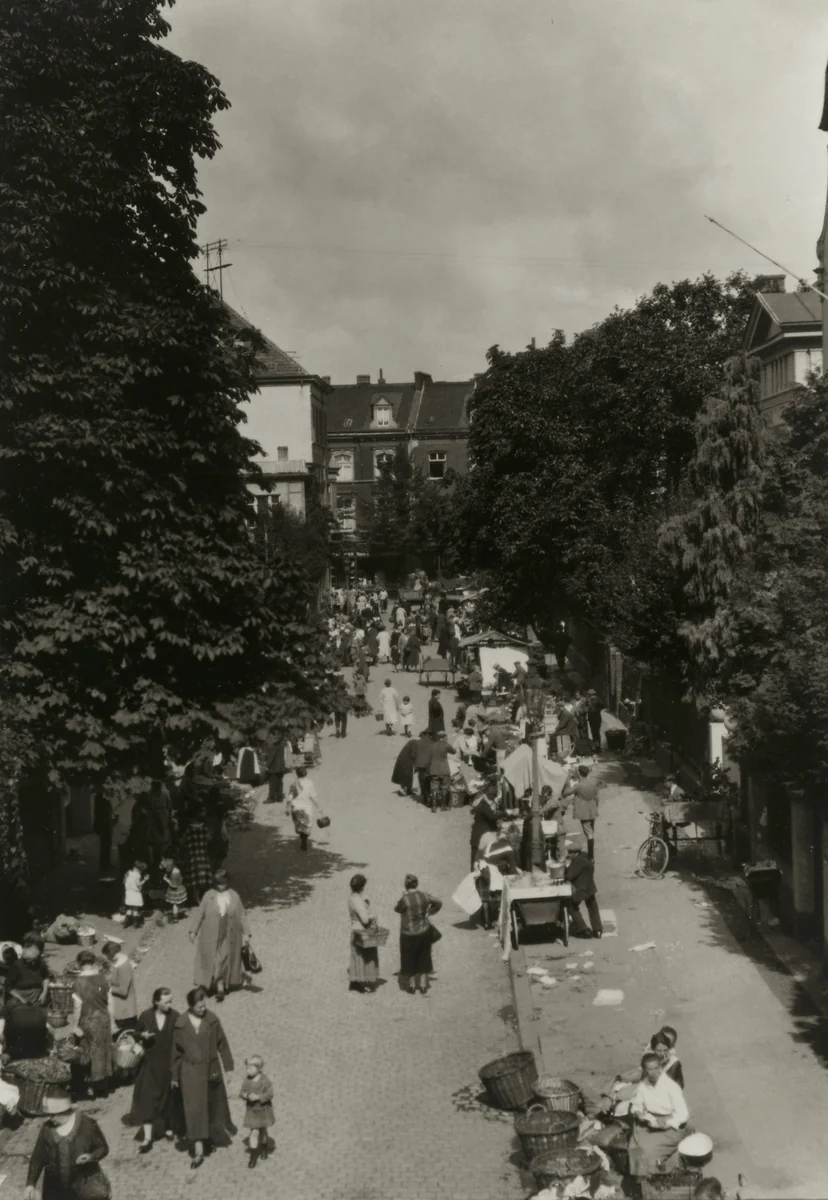 Weekly Market in Cologne by August Sander, photograph, 1925