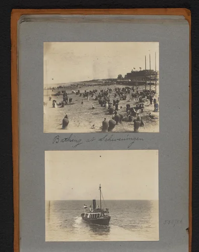 Gezicht op het strand in Scheveningen met mensen in strandstoelen en een stoomboot te water by Jan van der Mey, book, 1902