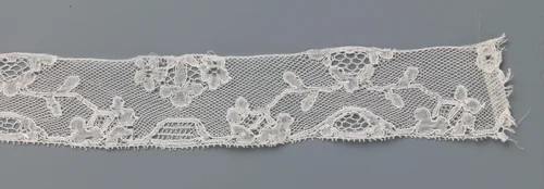 Strook kloskant met boogje van takken vanuit driehoekig cartouche by anonymous, other, 1750-1770