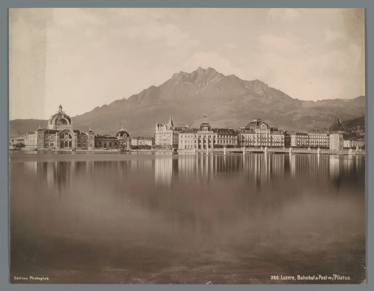Gezicht op Luzern vanaf het Vierwoudstrekenmeer, links station Luzern en op de achtergrond de Pilatus by anonymous, print, 1898