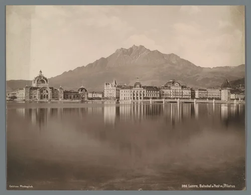 Gezicht op Luzern vanaf het Vierwoudstrekenmeer, links station Luzern en op de achtergrond de Pilatus by anonymous, print, 1898