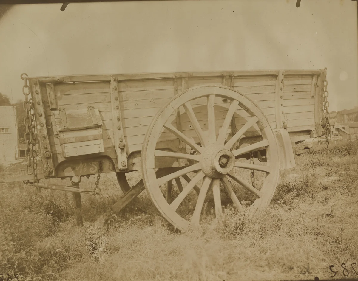 Voiture à Gentilly by Eugène Atget, photograph, 1910
