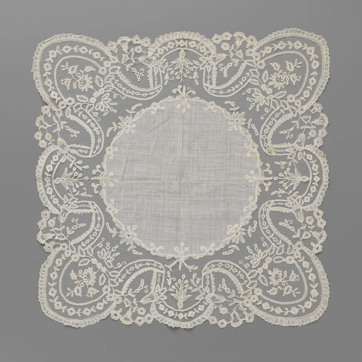 Zakdoek van batist afgezet met een brede rand applicatiekant met u-vormige sierbanden by anonymous, textile, 1850-1899