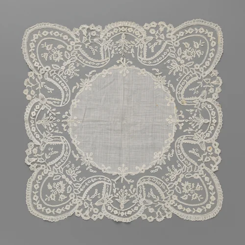 Zakdoek van batist afgezet met een brede rand applicatiekant met u-vormige sierbanden by anonymous, textile, 1850-1899