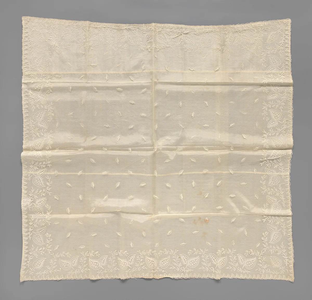 Doopsluier van applicatiekant met bloeiende rozen aan een tak en sneeuwballen boven gebogen gevederde bladeren by anonymous, textile, 1825