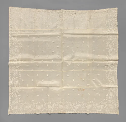 Doopsluier van applicatiekant met bloeiende rozen aan een tak en sneeuwballen boven gebogen gevederde bladeren by anonymous, textile, 1825