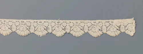 Strook kloskant met schulpen van waaierbloemen by anonymous, other, 1600-1649