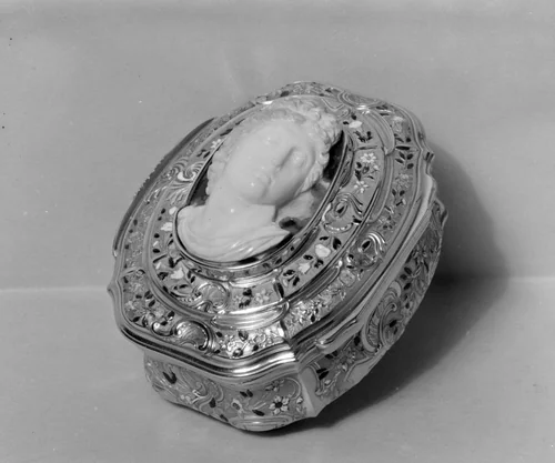 Snuffbox by Noel-Charles Laget, metalwork, 1738-1739