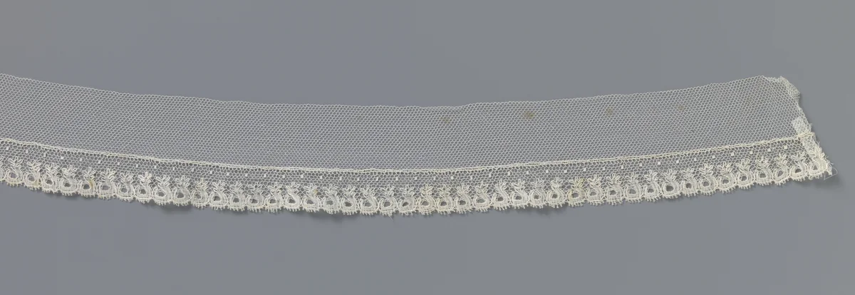 Strook kloskant met een rand van doorbroken cirkeltjes bekroond door by anonymous, other, 1800-1824