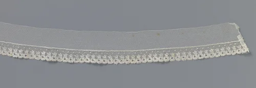 Strook kloskant met een rand van doorbroken cirkeltjes bekroond door by anonymous, other, 1800-1824