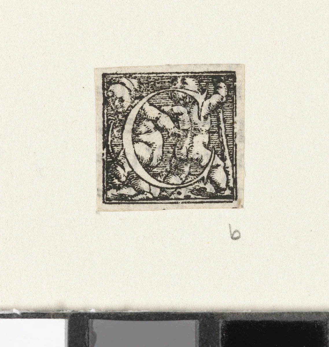 Letter C en twee kinderen met stokken by Hans Holbein, print, 1522-1526