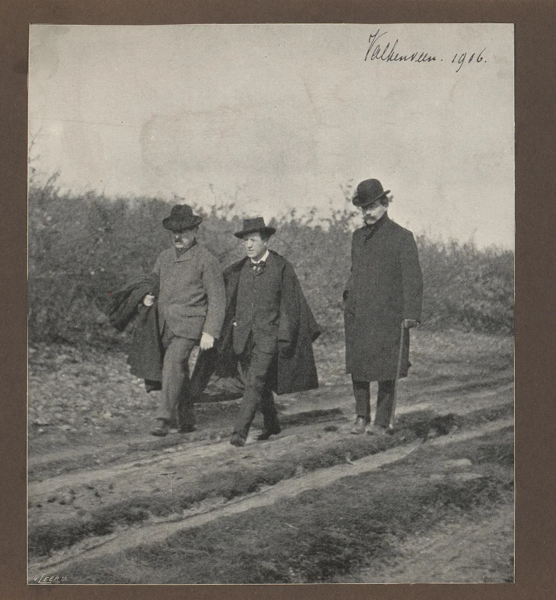 Willem Mengelberg, Gustav Mahler en Alphons Diepenbrock wandelend in Valkenveen by H. de Booy, print, 1906