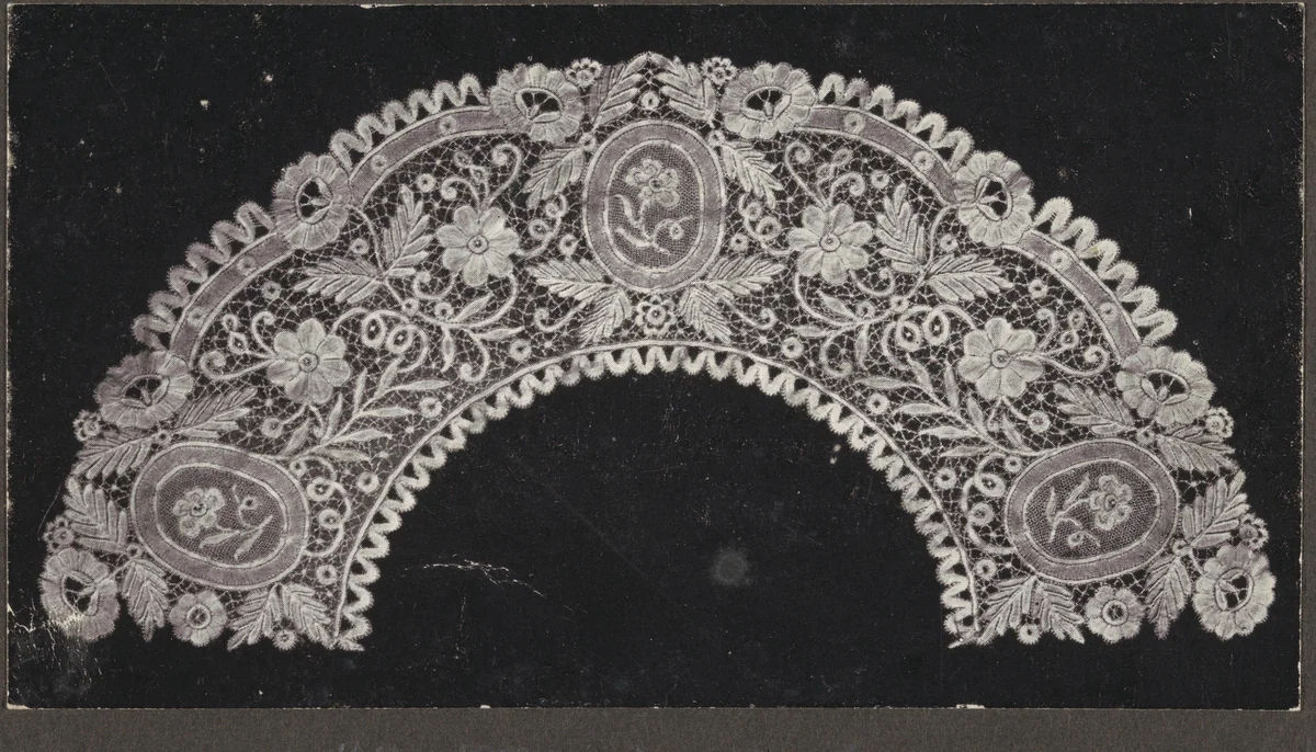 Foto van een kraag of waaierblad van kant met drie ovale medaillons in een bloemenpatroon by anonymous, photograph, 1900-1924