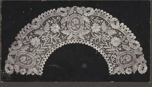 Foto van een kraag of waaierblad van kant met drie ovale medaillons in een bloemenpatroon by anonymous, photograph, 1900-1924