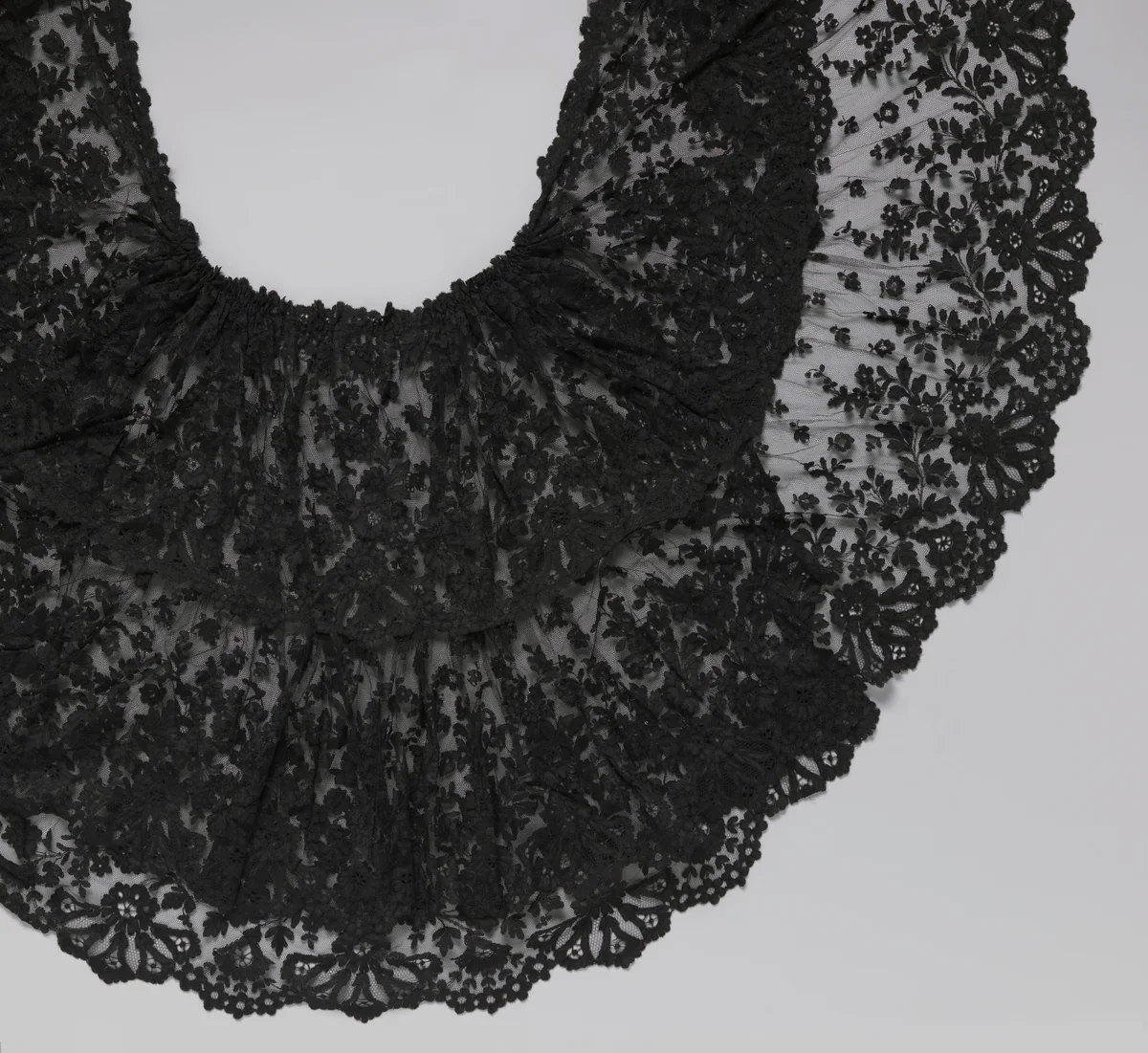 Cape of sortie van zwarte machinale kant met rozen en kelkbloemen by anonymous, other, 1890-1899