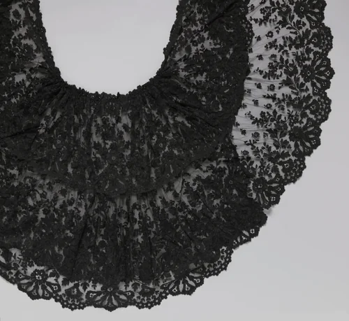 Cape of sortie van zwarte machinale kant met rozen en kelkbloemen by anonymous, other, 1890-1899