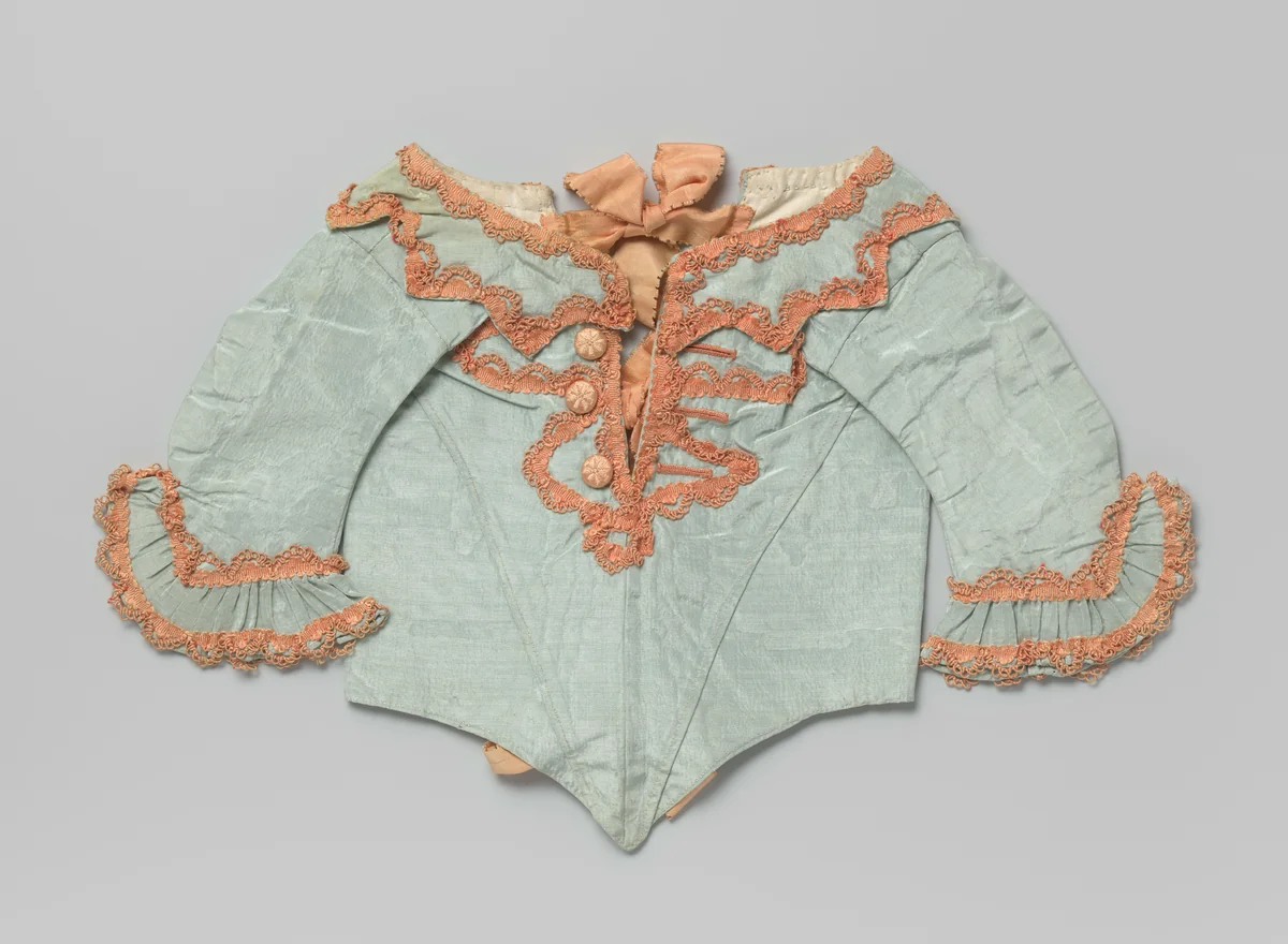 Een kinderlijf van lichtblauw moiré-zijde en zalmkleurig passement met linten by anonymous, other, 1740-1760